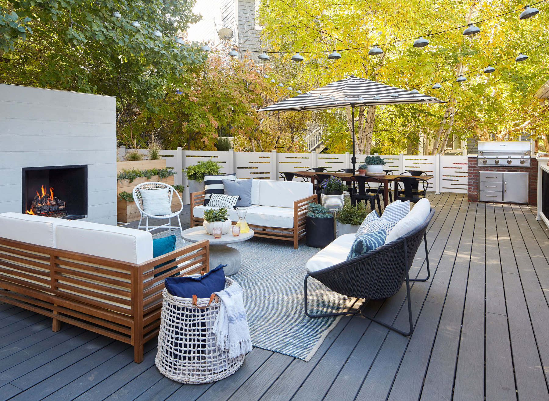 White short Blurred Lines screens around an outdoor living area